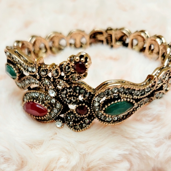 Vintage-inspired bangles/bracelets featuring emeralds and rubies. - Picture 4 of 13